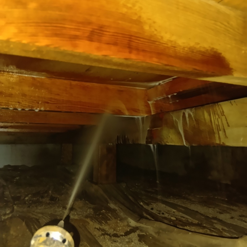 床下の木材に防蟻剤を散布