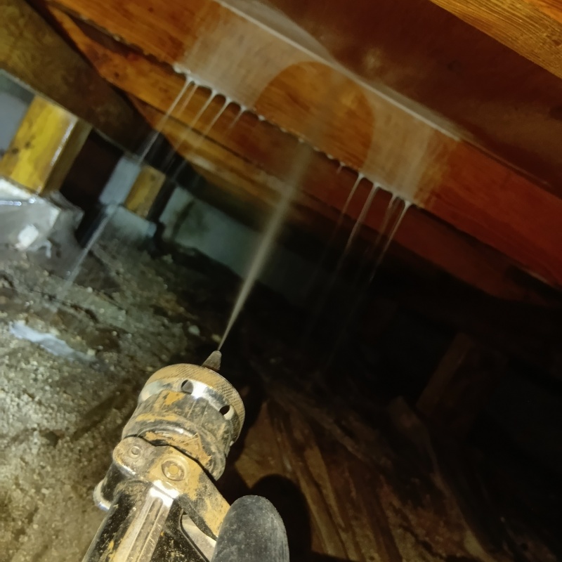 床下の木材に防蟻剤を散布