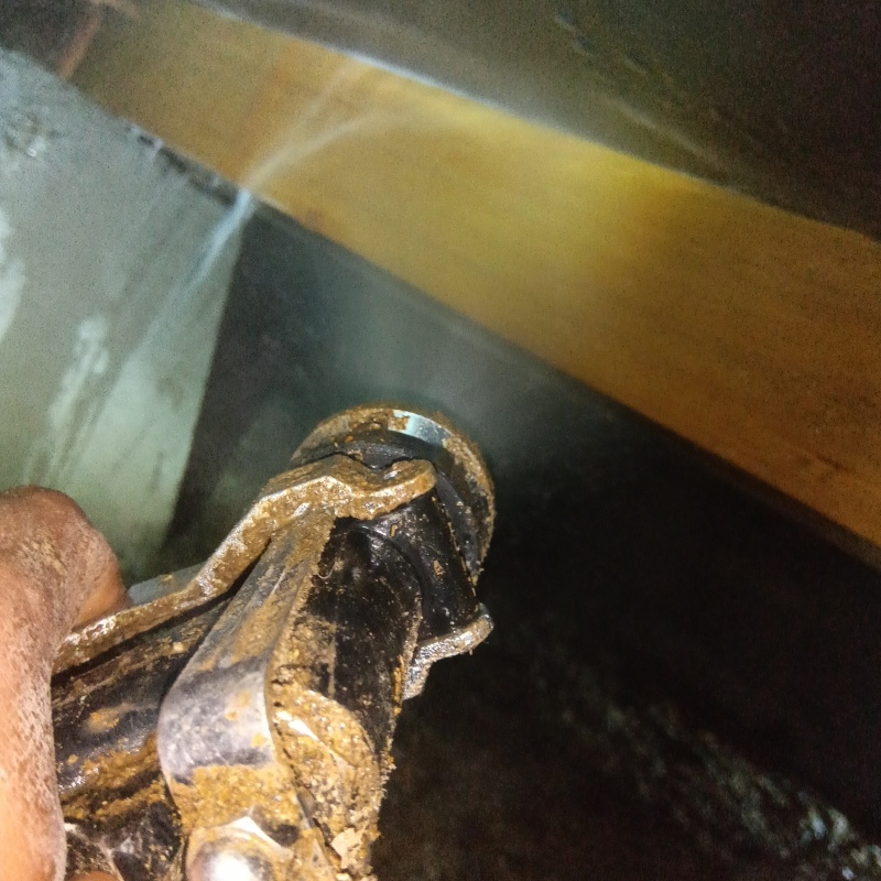 床下の木材にシロアリ駆除剤を散布