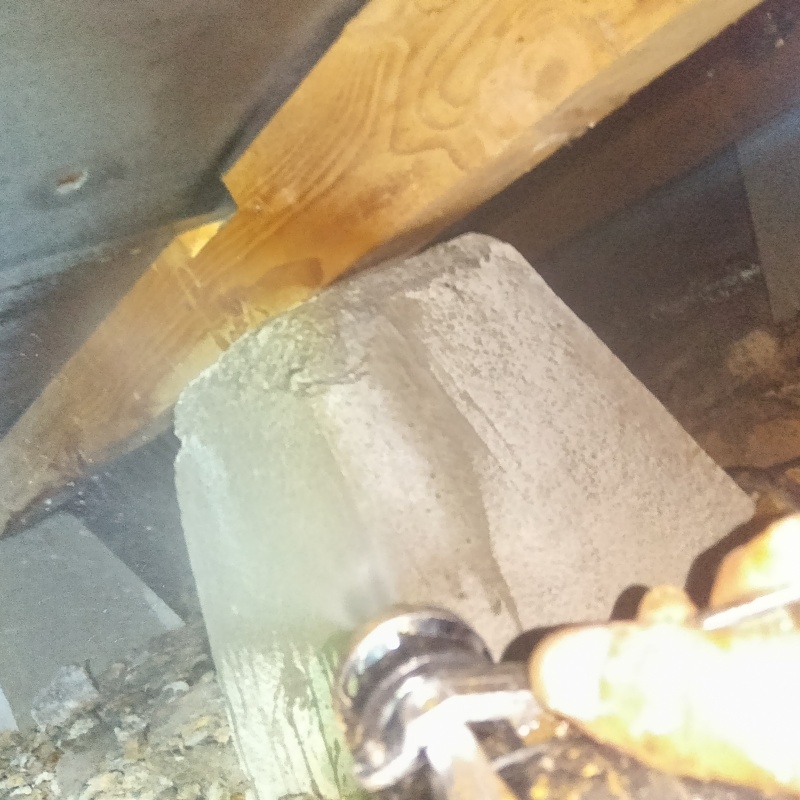 床下の木材にシロアリ駆除剤を散布