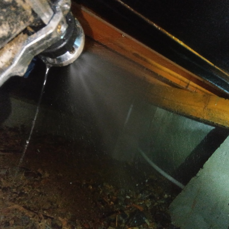 床下の地面にシロアリ駆除剤を散布