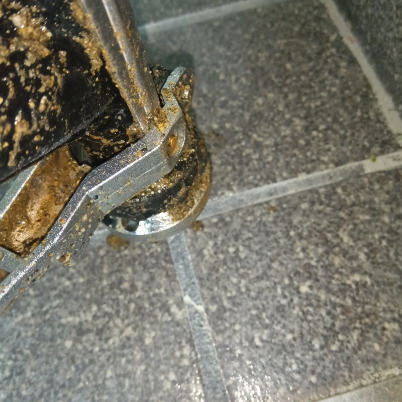 床にシロアリ駆除剤を注入