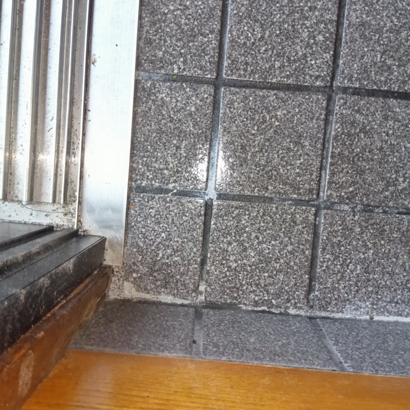 開けた穴を修復した様子