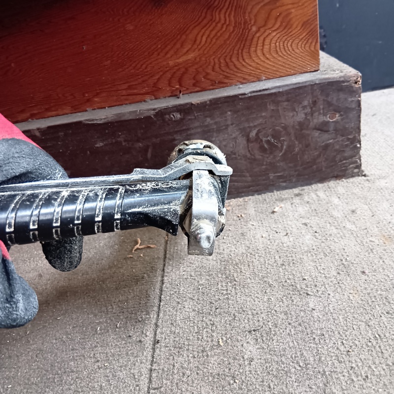 柱の土台にシロアリ駆除剤を注入