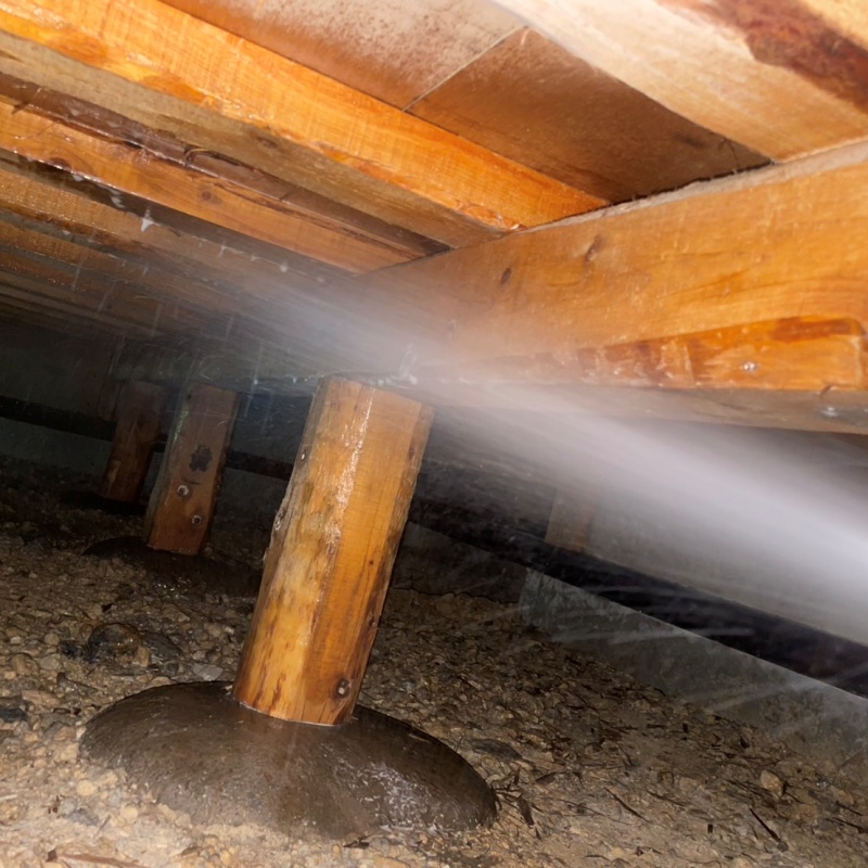 床下の木材にシロアリ駆除剤を散布