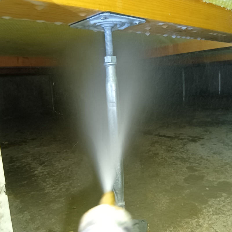 床下断熱材に防蟻剤を散布