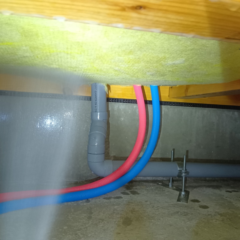 床下木材に防蟻剤を散布