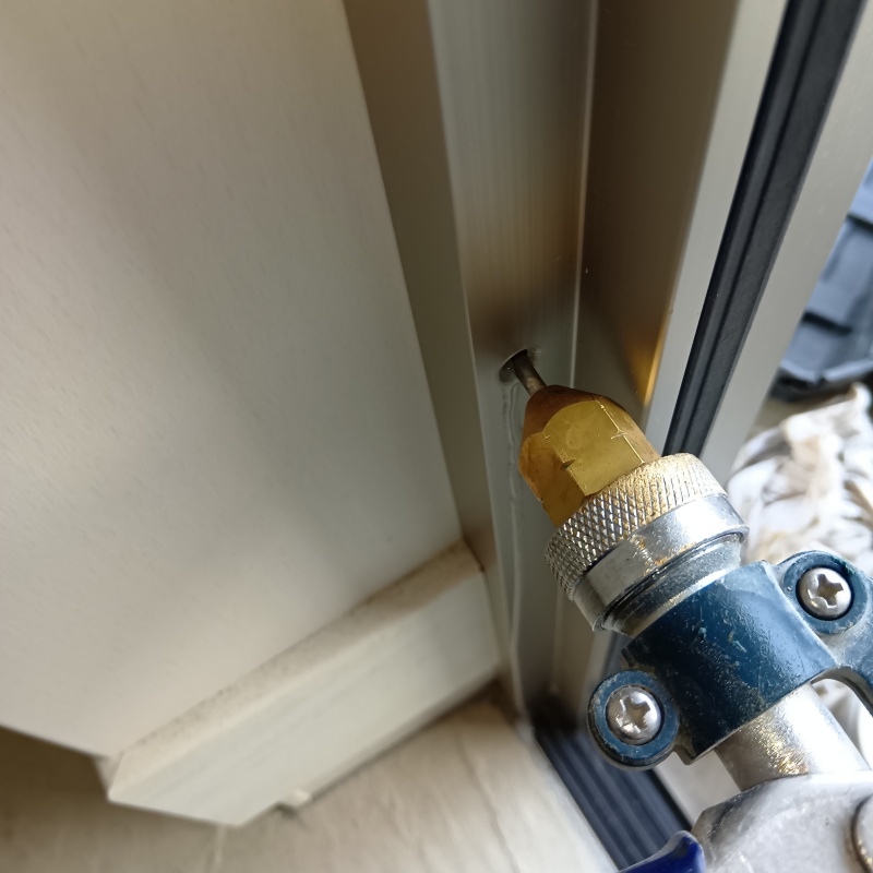 壁材に穴を開けて防蟻剤を注入