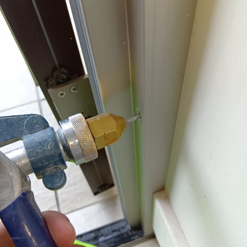 壁内部に直接防蟻剤を注入