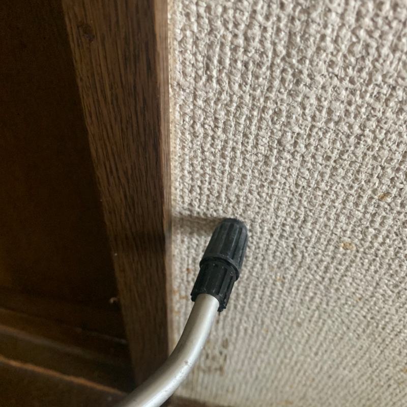 壁材に穴を開けてシロアリ駆除剤を注入