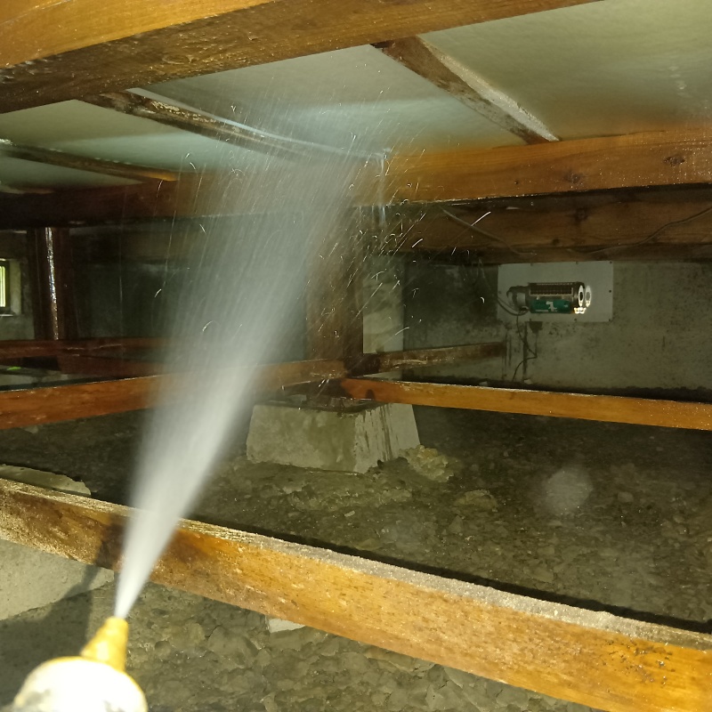 床下木材にシロアリ駆除剤を散布