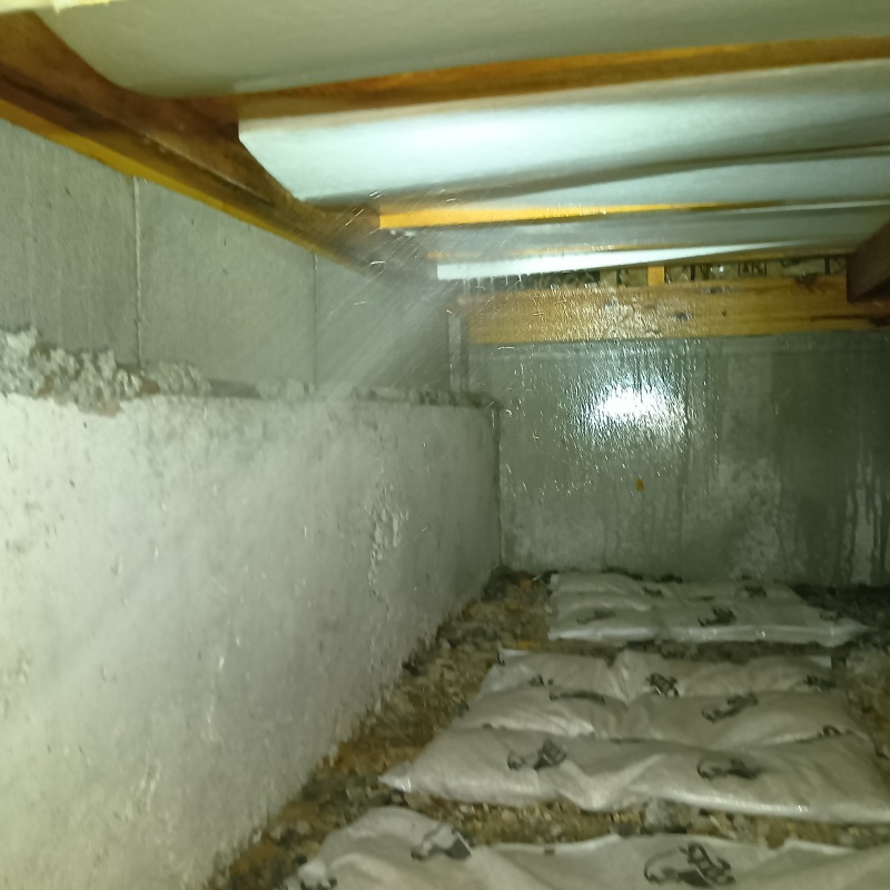 床下断熱材にシロアリ駆除剤を散布