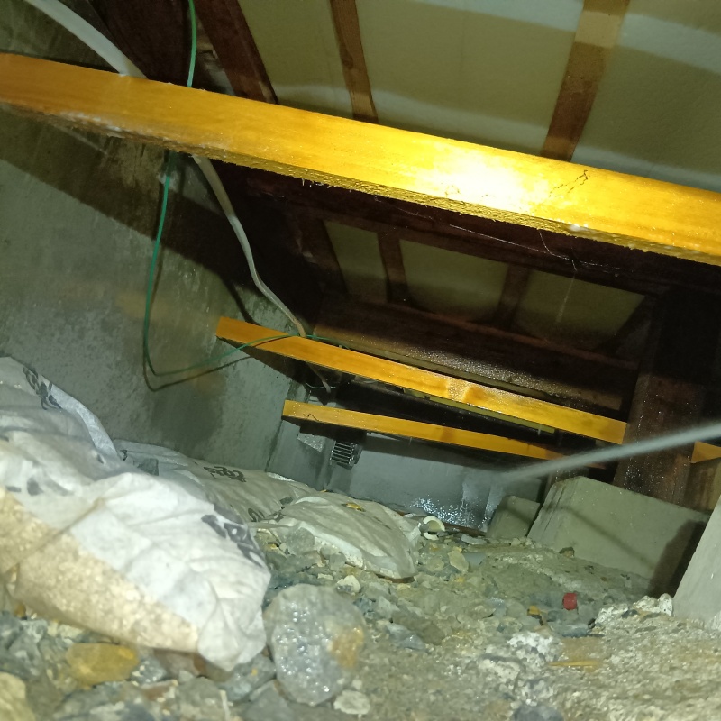 基礎にシロアリ駆除剤を散布