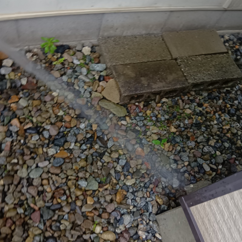 建物外周の土壌にシロアリ駆除剤を散布