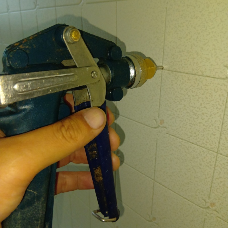 壁材に穴を開けてシロアリ駆除剤を注入