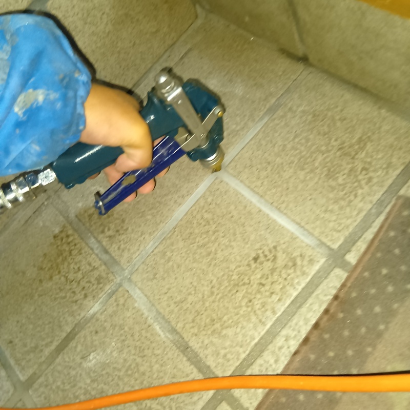 玄関床に穴を開けてシロアリ駆除剤を注入