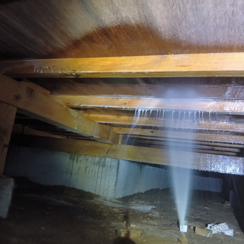 床下木材にシロアリ駆除剤を散布