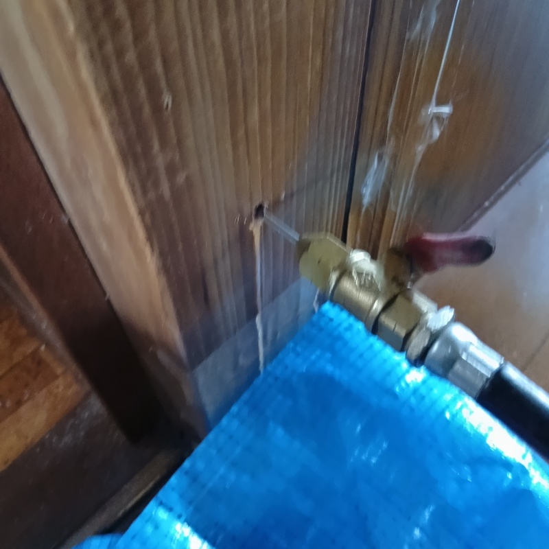 壁材に穴を開けてシロアリ駆除剤を注入