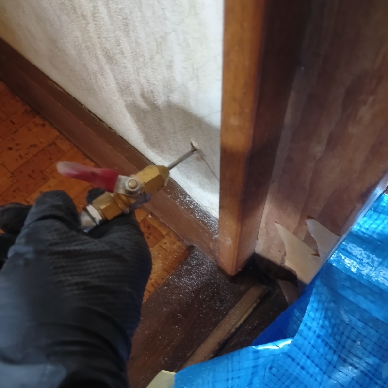 壁内部に直接シロアリ駆除剤を注入