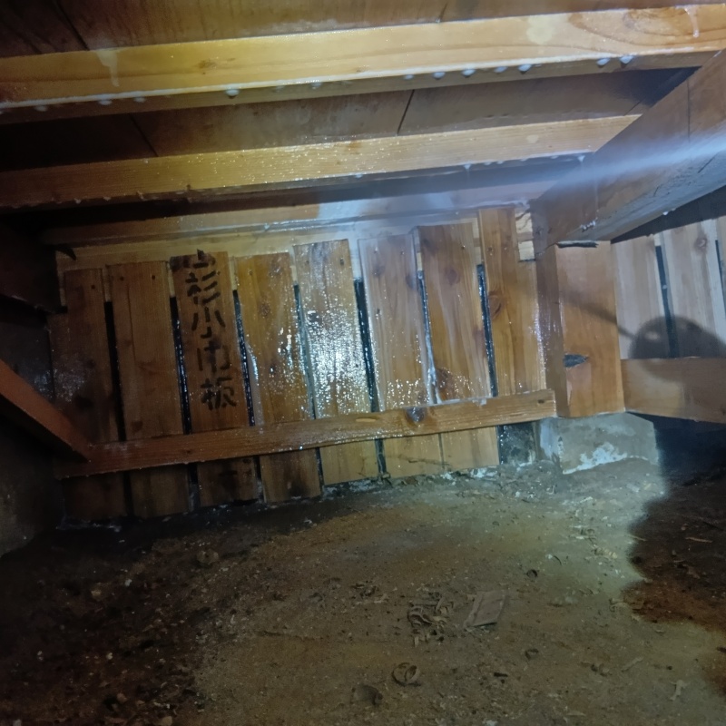 床下木材に防蟻剤を散布