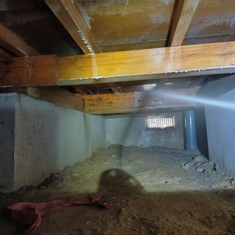 床下木材に防蟻剤を散布