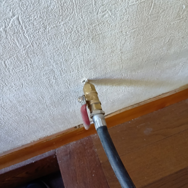 壁材に穴を開けて防蟻剤を注入