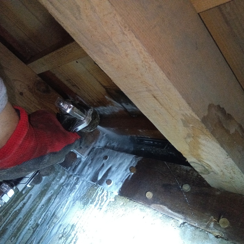 床下木材にシロアリ駆除剤を散布