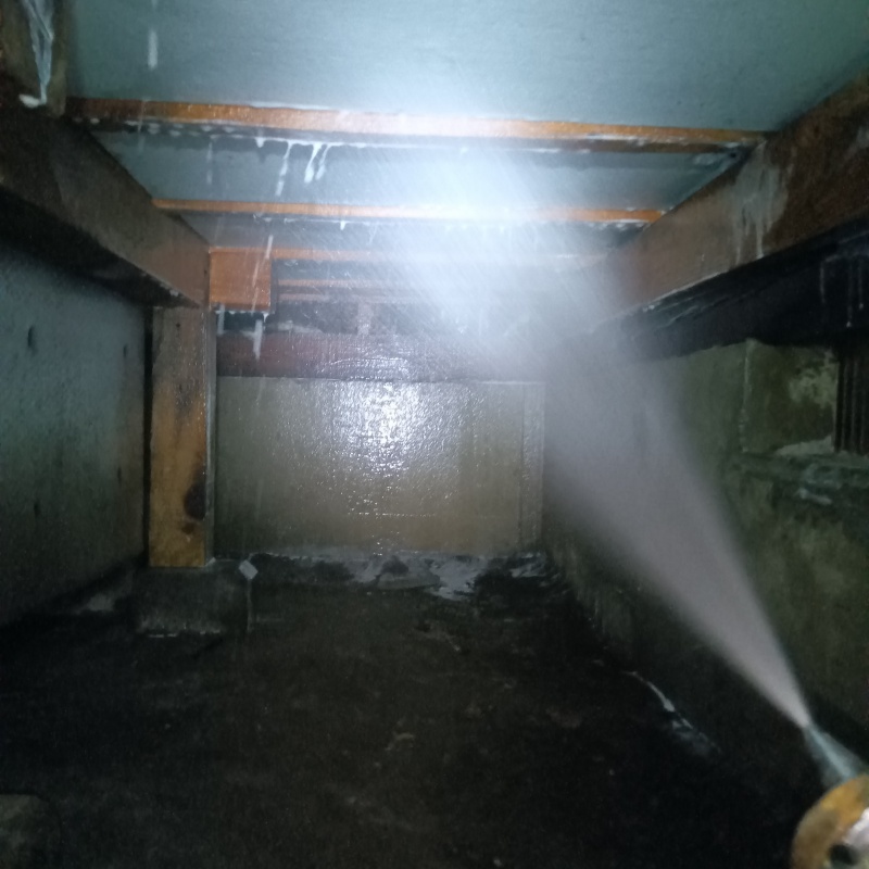 床下断熱材にシロアリ駆除剤を散布