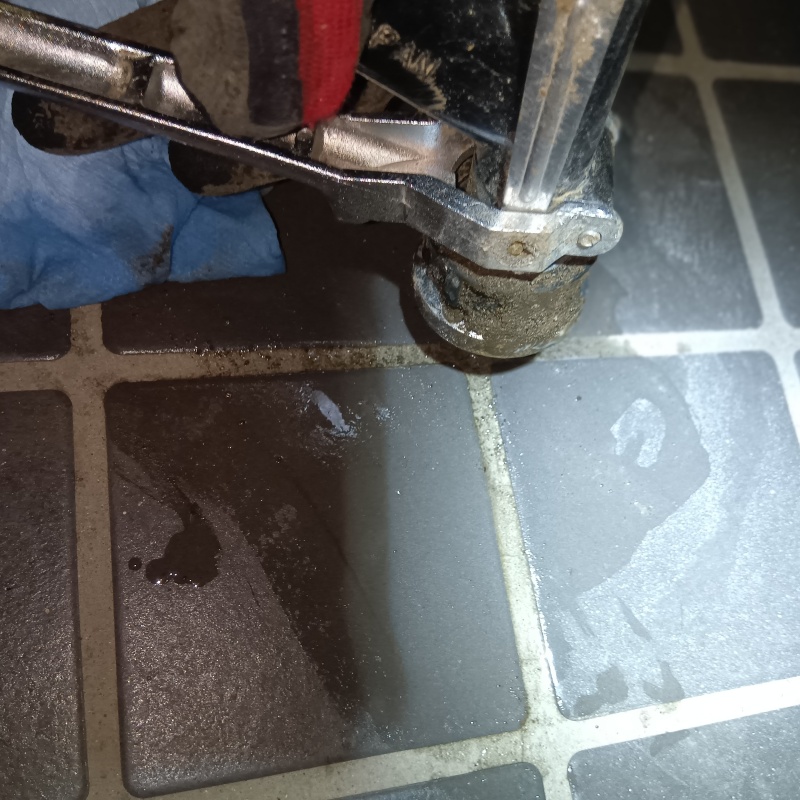 玄関床に穴を開けてシロアリ駆除剤を注入