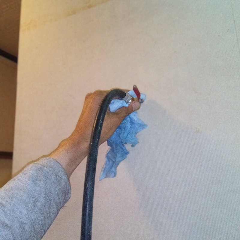 壁材に穴を開けてシロアリ駆除剤を注入