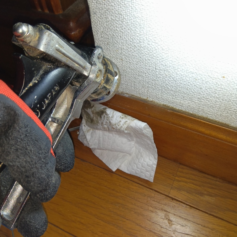 壁材に穴を開けてシロアリ駆除剤を注入