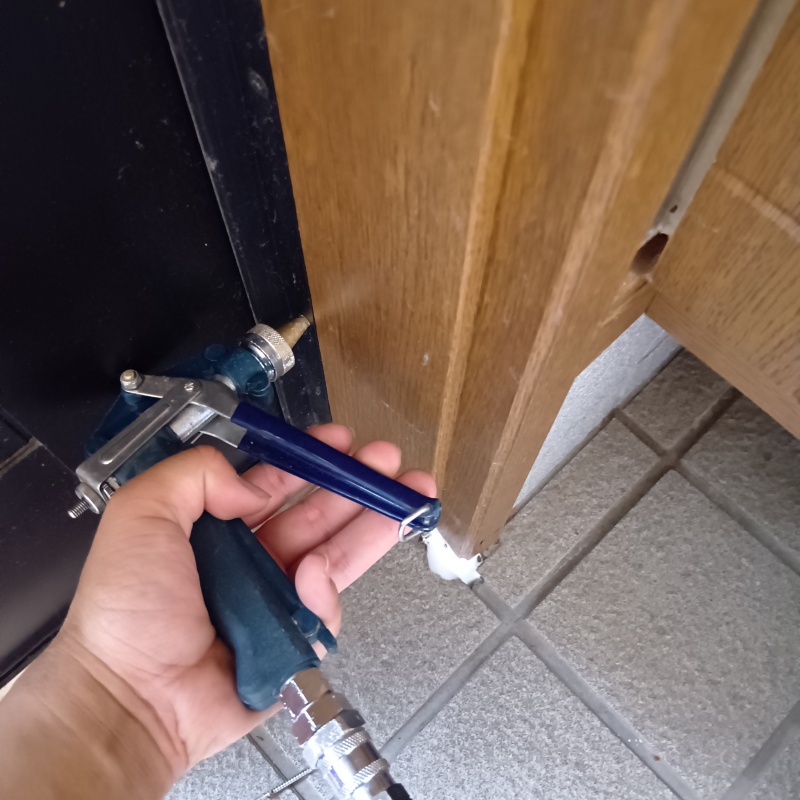 壁内部に直接シロアリ駆除剤を注入