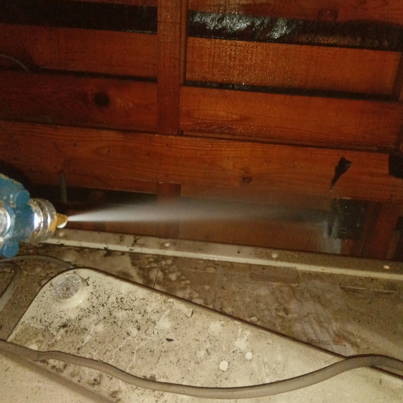 床下木材にシロアリ駆除剤を散布