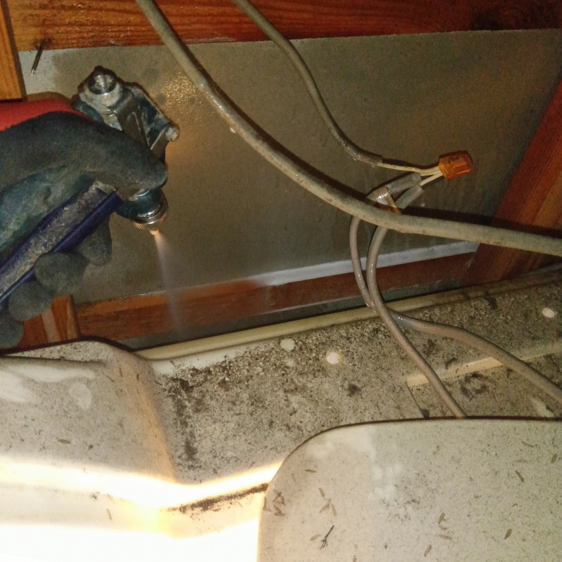 床下木材にシロアリ駆除剤を散布