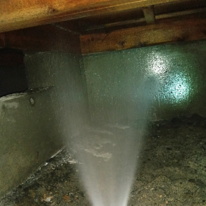 地面・基礎にシロアリ駆除剤を散布