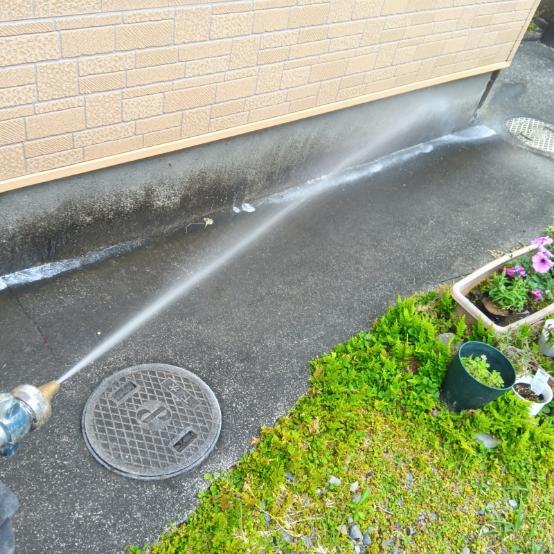 基礎まわりにシロアリ駆除剤を散布