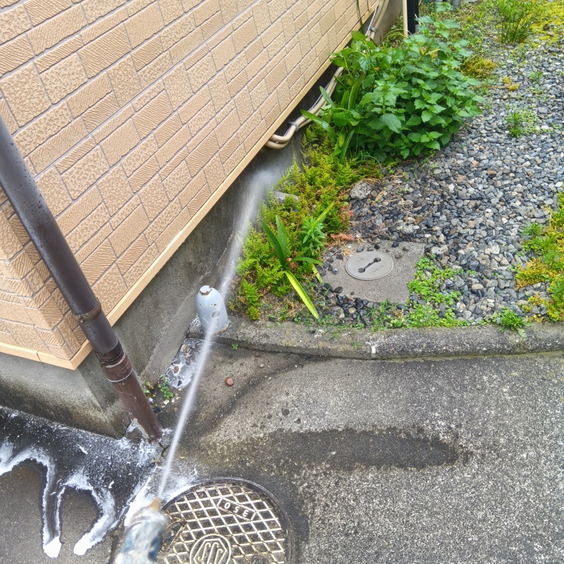 建物外周の土壌にシロアリ駆除剤を散布