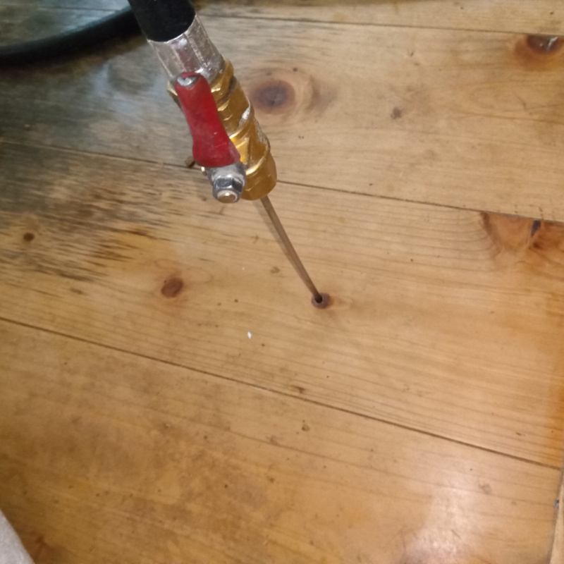 フローリングに穴を開けてシロアリ駆除剤を注入