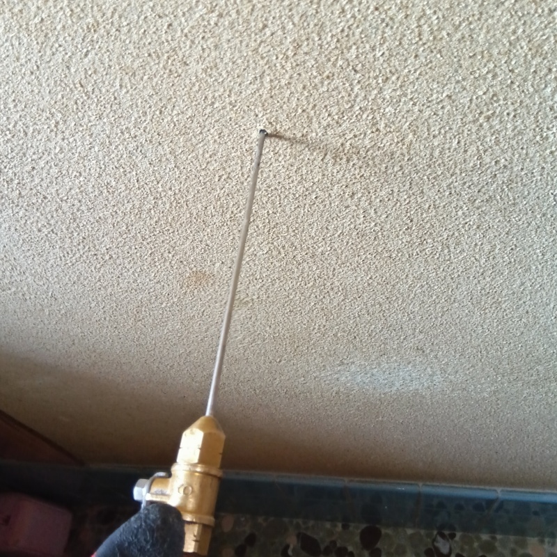 壁材に穴を開けてシロアリ駆除剤を注入