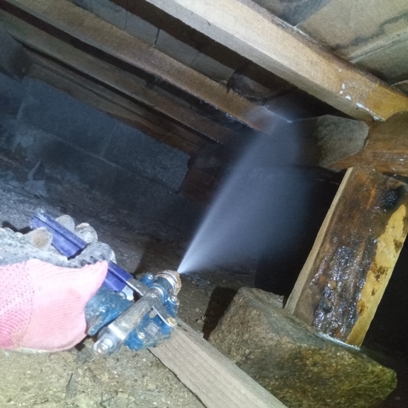 床下木材にシロアリ駆除剤を散布