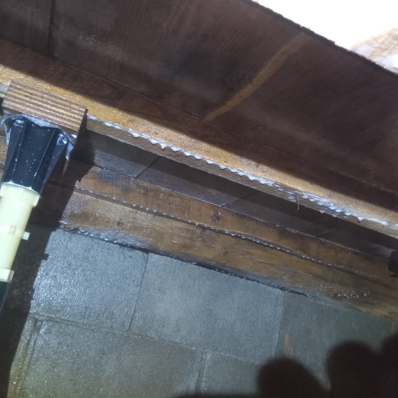 基礎にシロアリ駆除剤を散布した様子