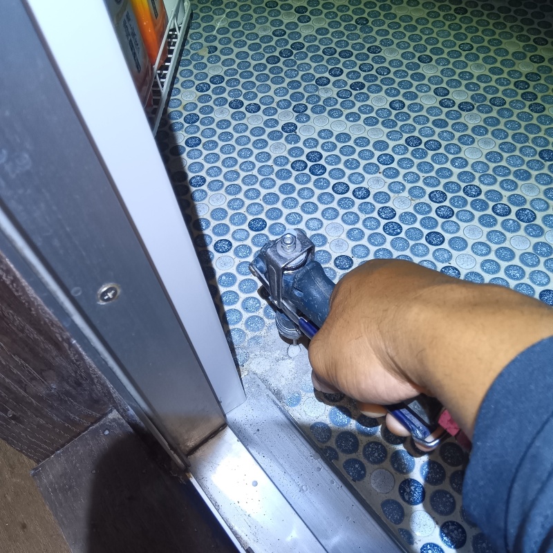 浴室床に穴を開けてシロアリ駆除剤を注入