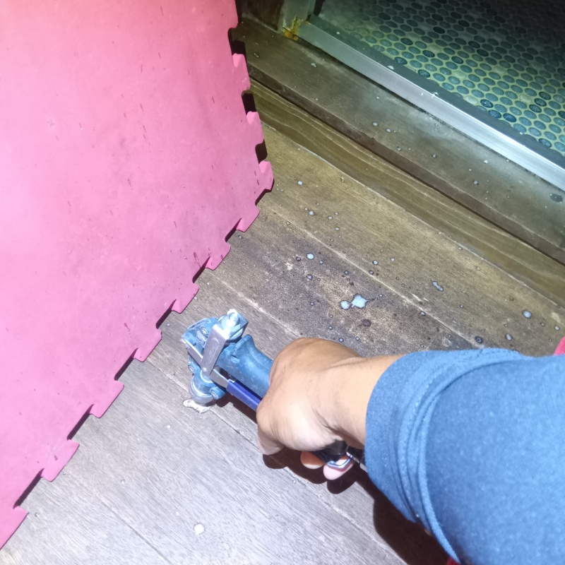 フローリングに穴を開けてシロアリ駆除剤を注入