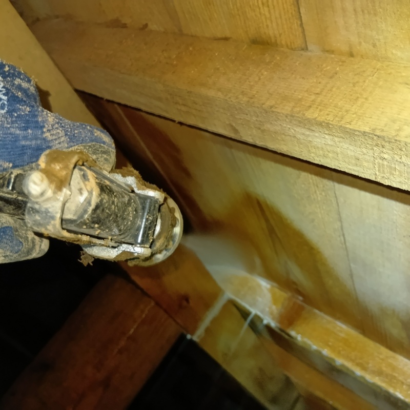 床下木材にシロアリ駆除剤を散布