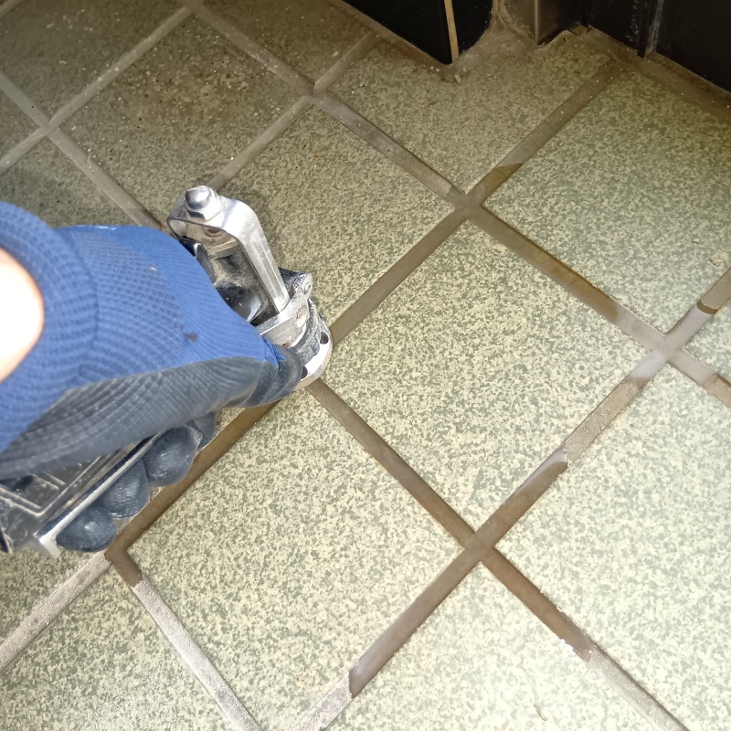 玄関床に穴を開けてシロアリ駆除剤を注入