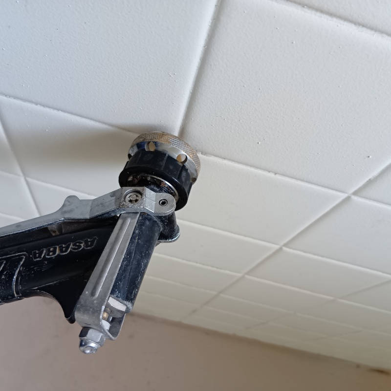 浴室壁の目地からシロアリ駆除剤を注入