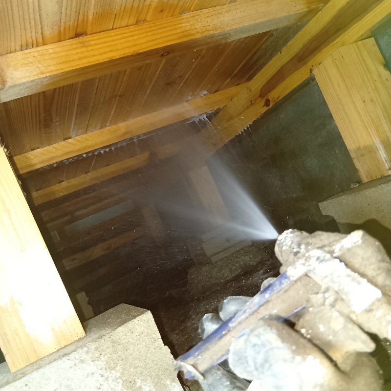 床下木材にシロアリ駆除剤を散布