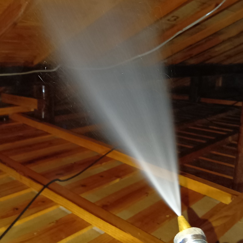 屋根裏の木材にシロアリ駆除剤を散布