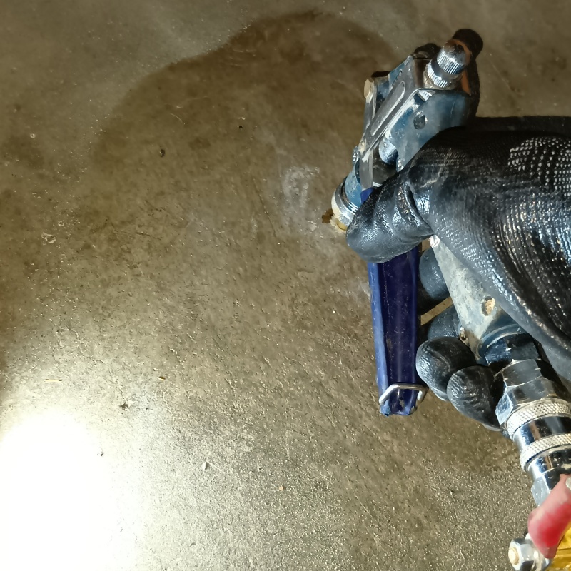 玄関床に穴を開けてシロアリ駆除剤を注入