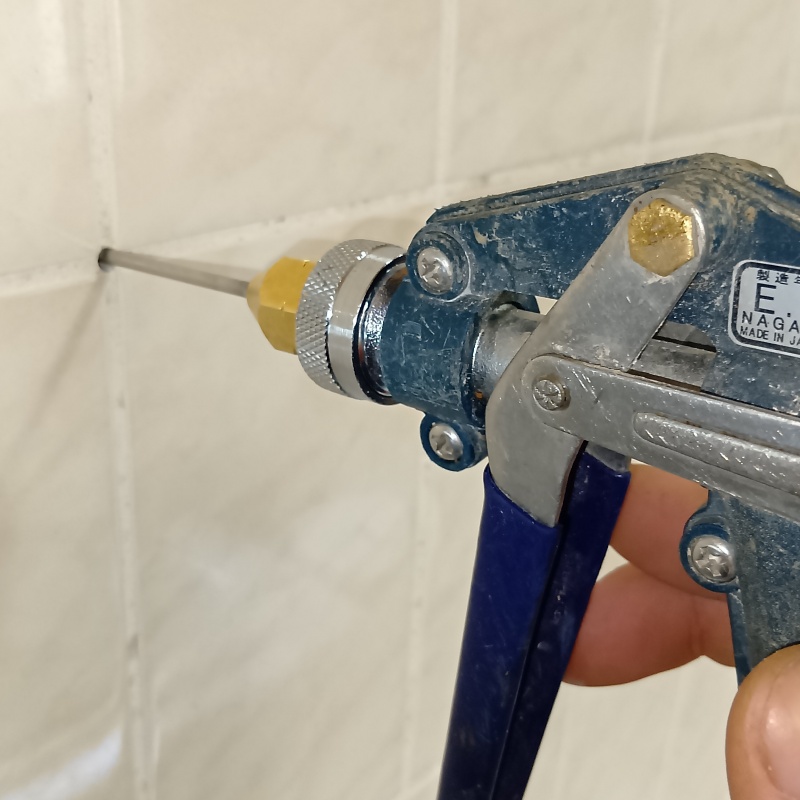 トイレ壁の目地からシロアリ駆除剤を注入